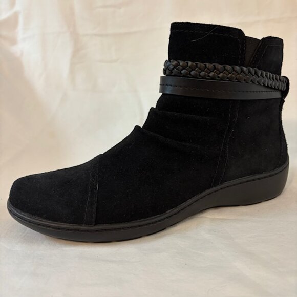 NWT Clarks Black Suede "Cora Braid" Ankle Booties Women's Size 10M - Picture 2 of 11
